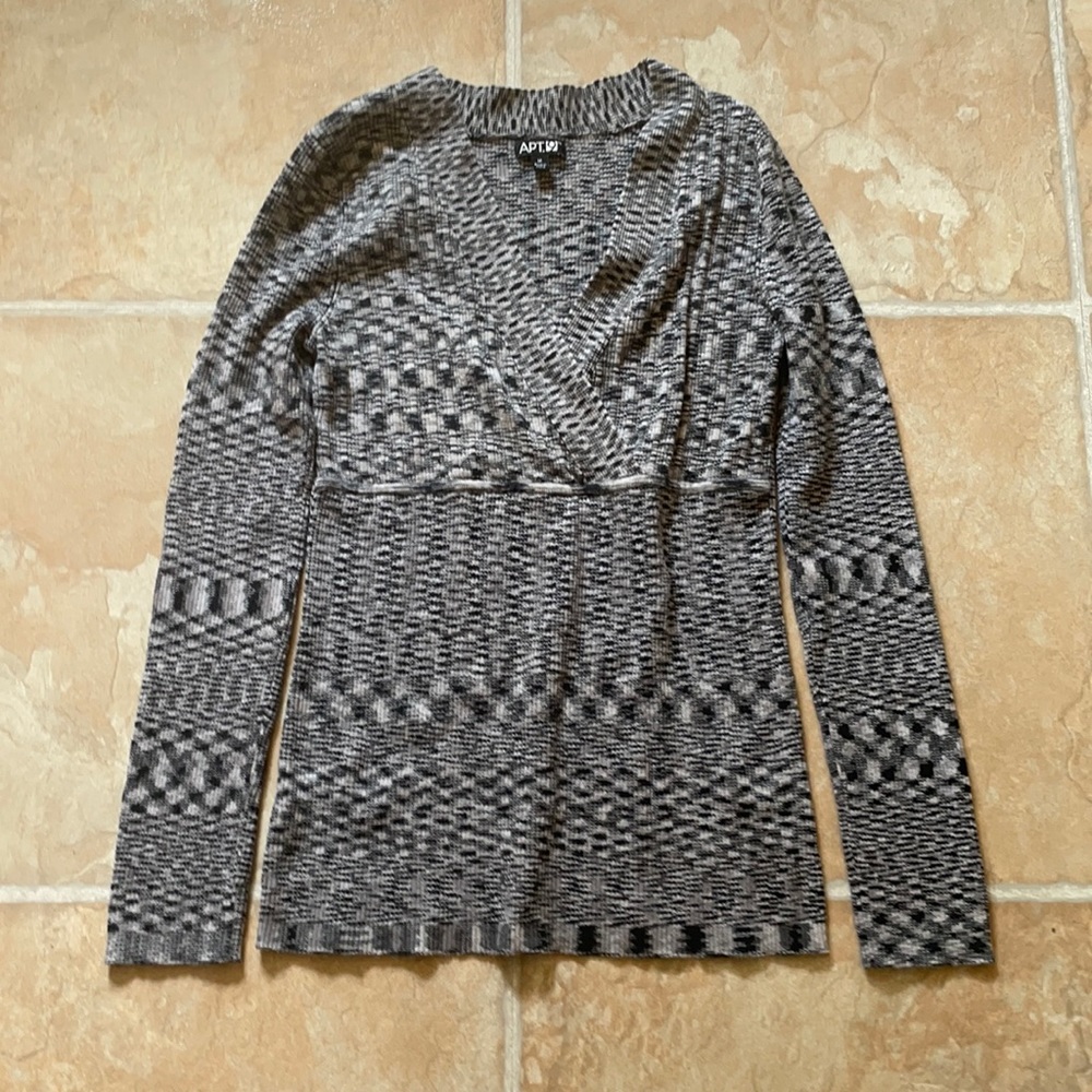 Apt 9 Empire waist v neck sweater Black and gray size M